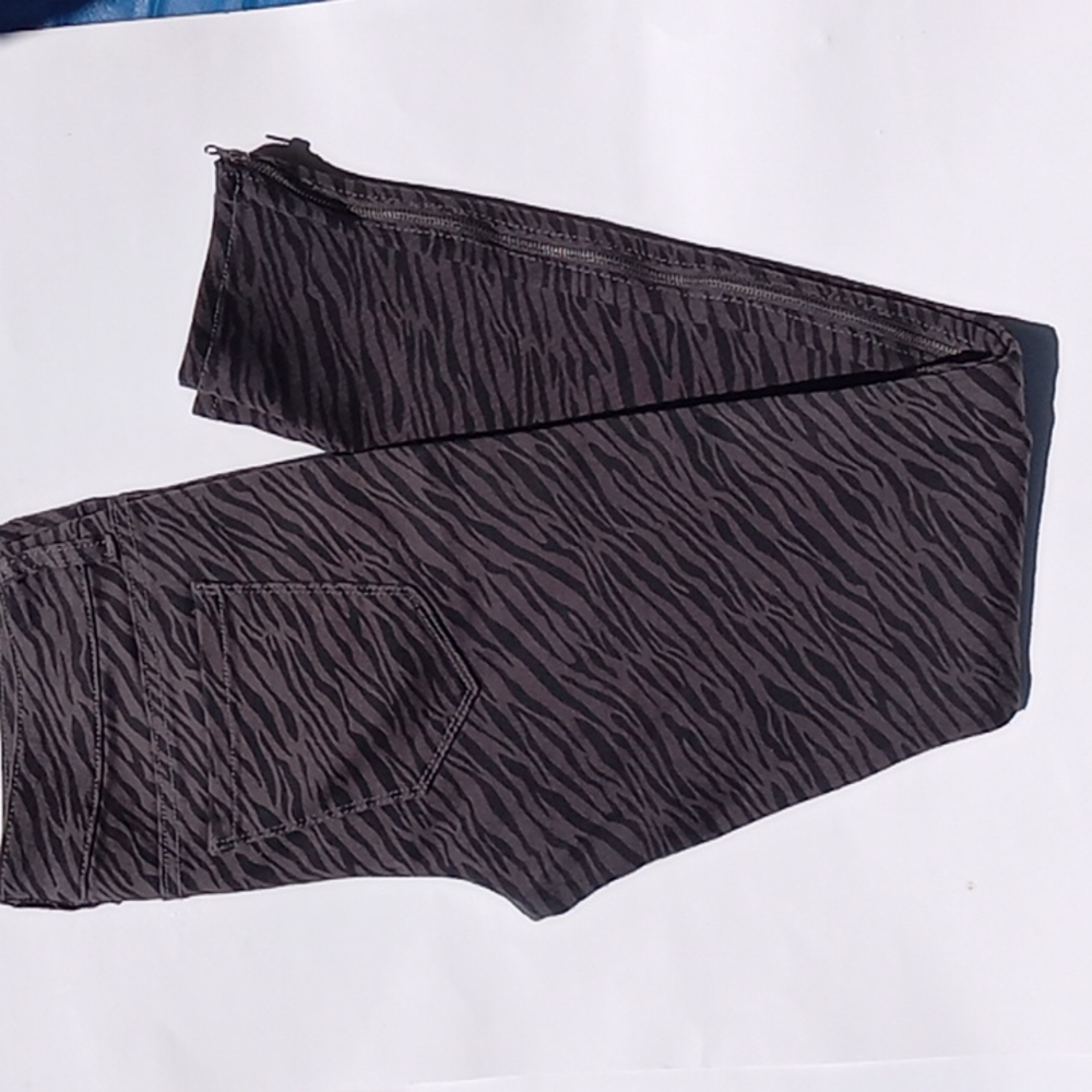 2.1 DENIM SKINNY JEANS  WITH GREY AND BLACK ANIMAL PRINT  SIZE 28